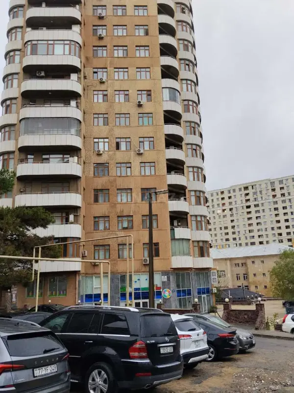 Satılır 5 otaqlı mənzil 190 m²
