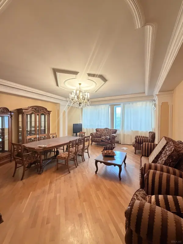 Satılır 4 otaqlı mənzil 205 m²