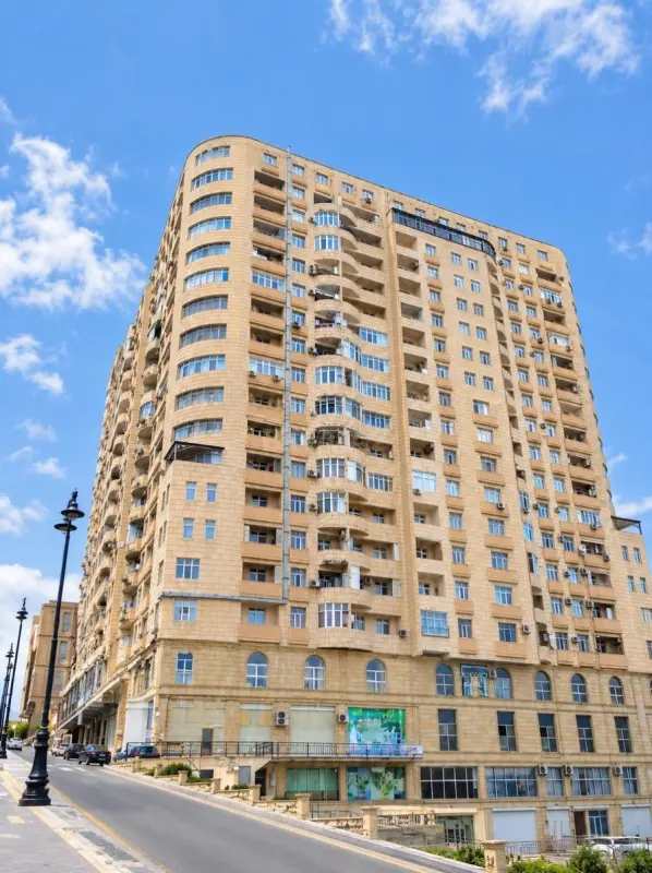 Satılır 3 otaqlı mənzil 135 m²