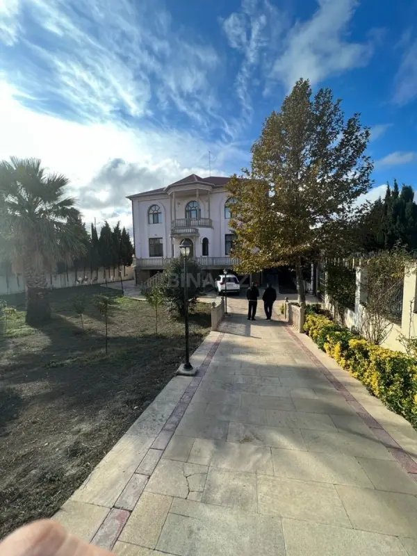 Satılır 7 otaqlı həyət evi 683.2 m²