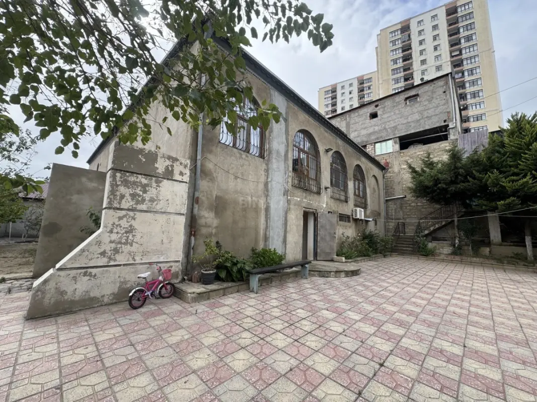 Satılır 9 otaqlı həyət evi 300 m²