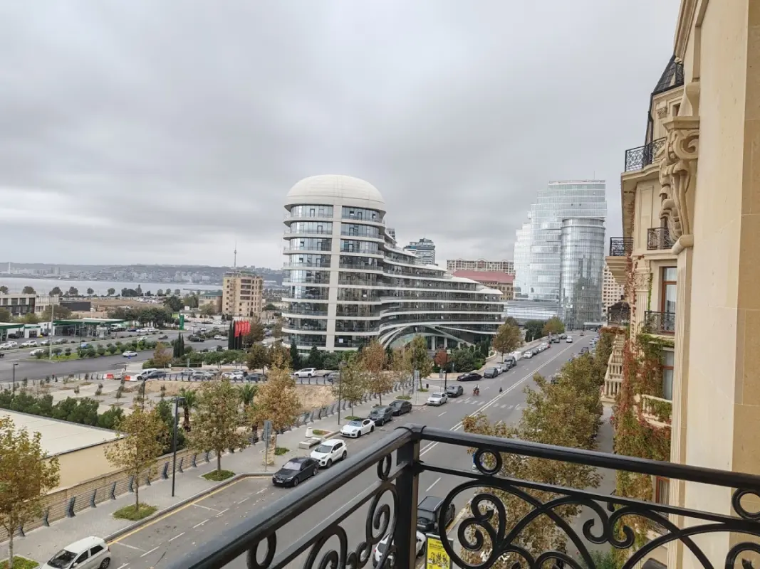 Satılır 3 otaqlı mənzil 144 m²