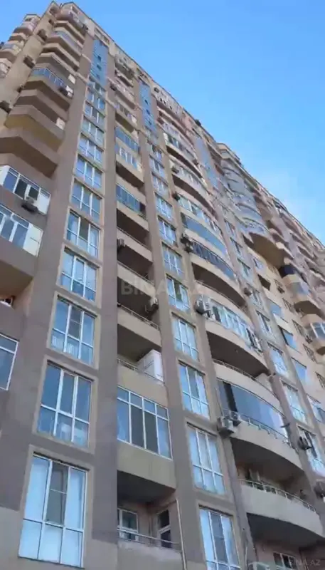Satılır 4 otaqlı mənzil 130 m²
