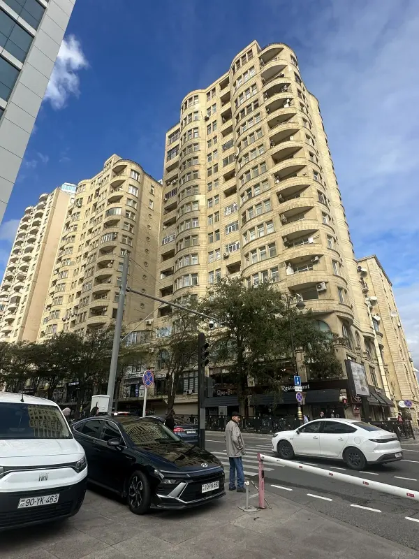 Satılır 4 otaqlı mənzil 200 m²
