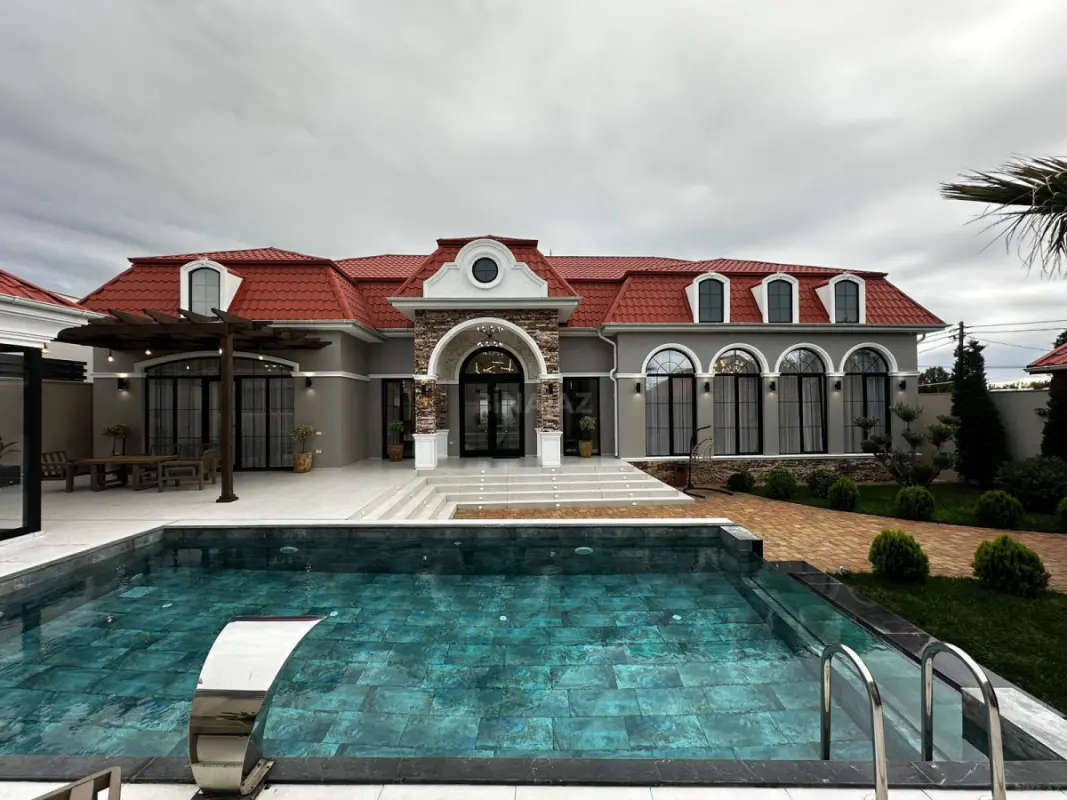Satılır 5 otaqlı həyət evi 240 m²