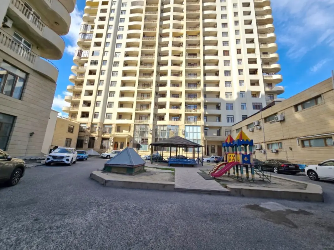 Satılır 4 otaqlı mənzil 220 m²