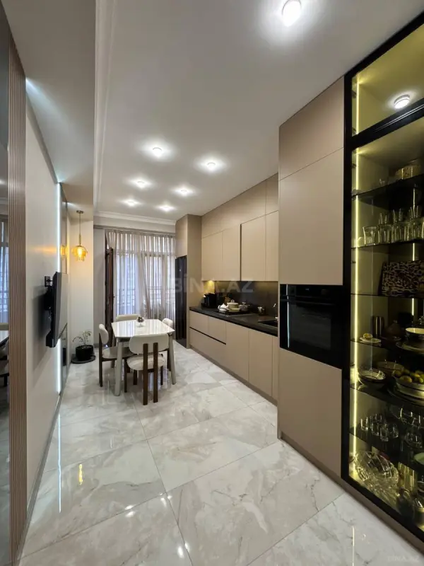 Satılır 4 otaqlı mənzil 178 m²