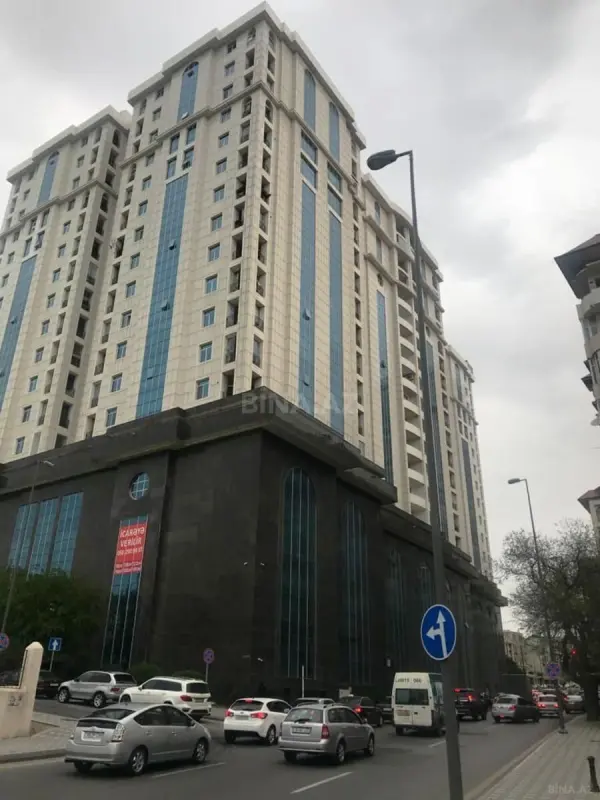 Satılır 4 otaqlı mənzil 204 m²
