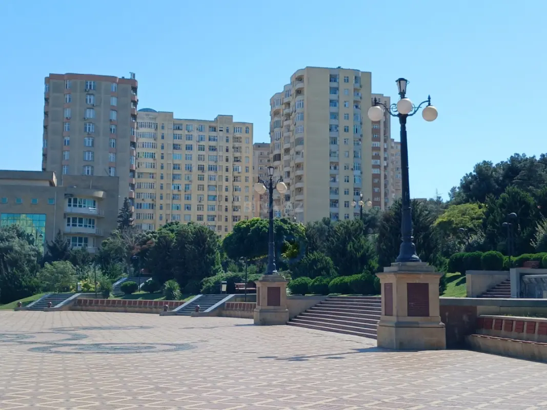Satılır 5 otaqlı mənzil 204 m²