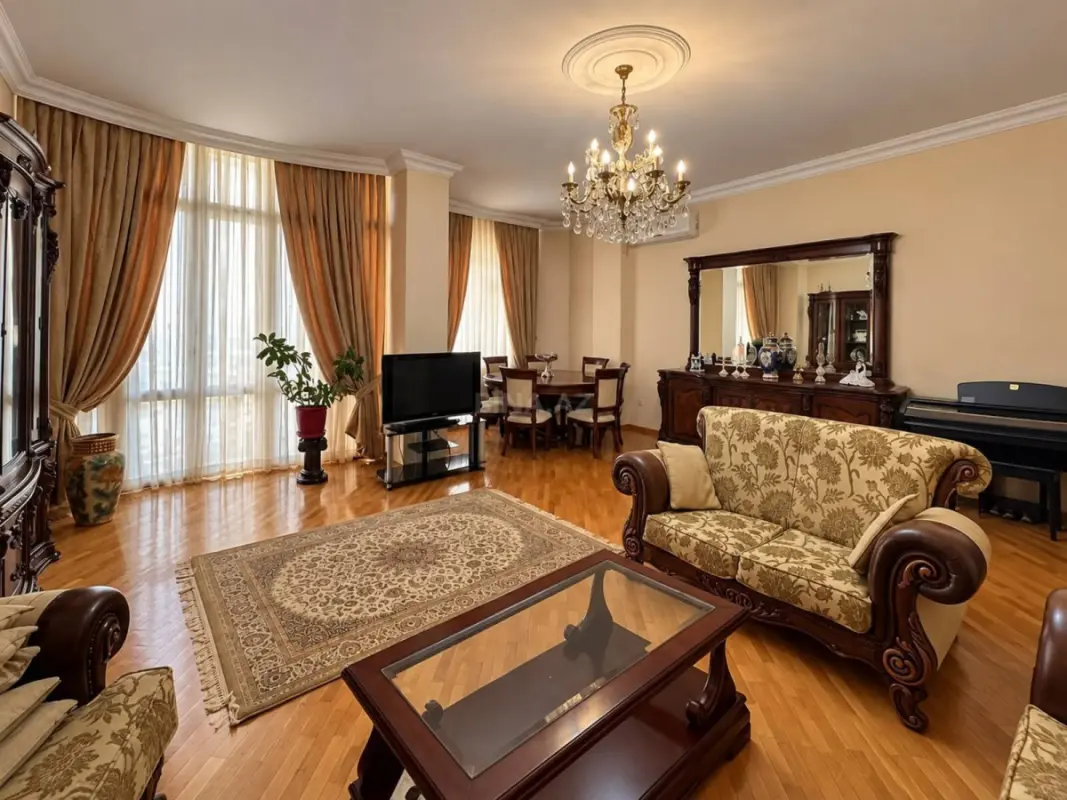 Satılır 4 otaqlı mənzil 205 m²