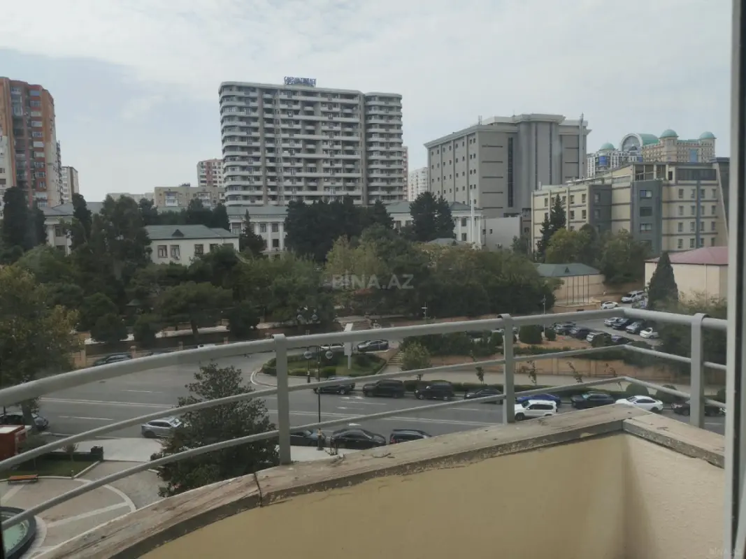 Satılır 3 otaqlı mənzil 167 m²