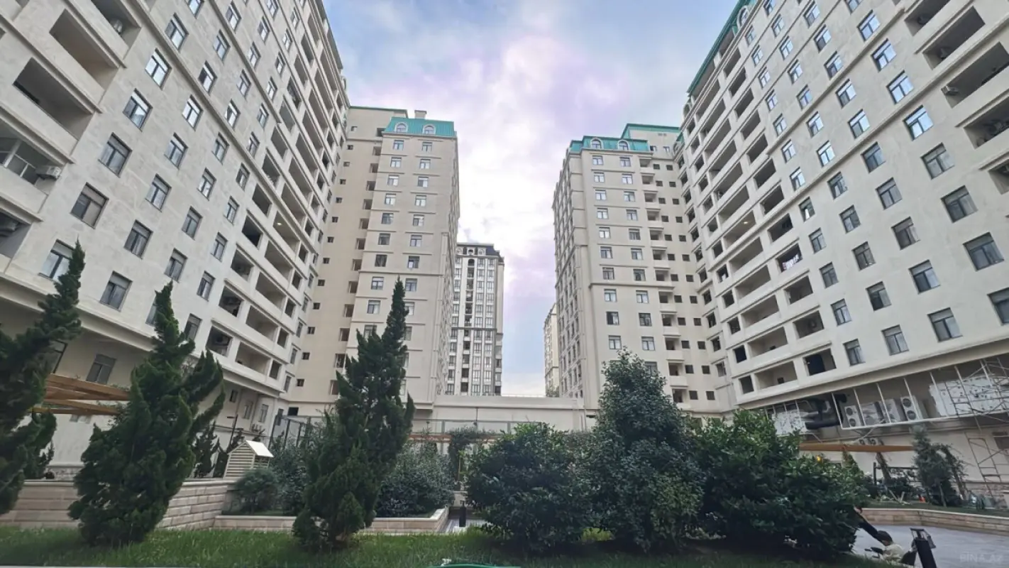 Satılır 4 otaqlı mənzil 180 m²
