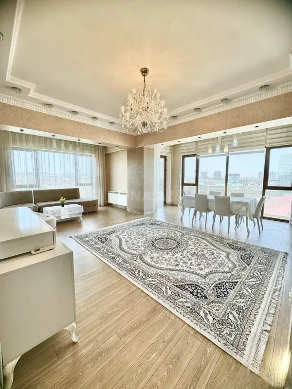 Satılır 4 otaqlı mənzil 185 m²