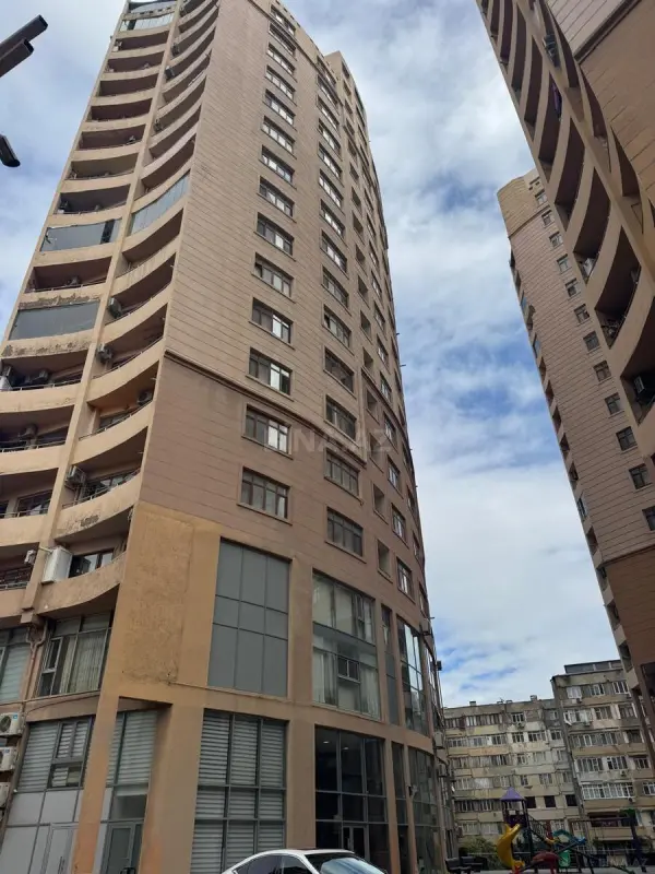 Satılır 3 otaqlı mənzil 136 m²