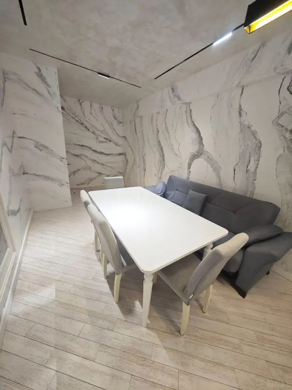 Satılır 4 otaqlı mənzil 141 m²