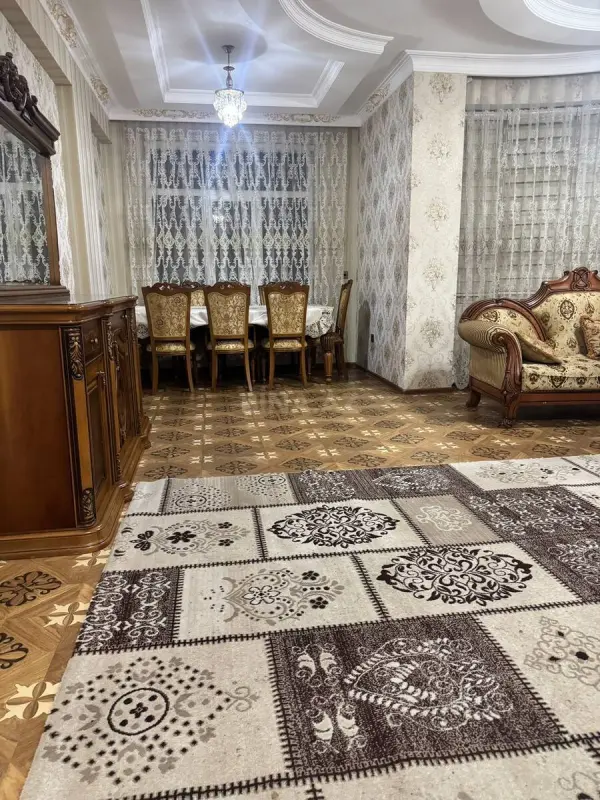 Satılır 4 otaqlı mənzil 210 m²