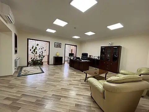 Kirayə verilir 10 otaqlı ofis 400 m² — Bakı 10 otaq 400.00 m²