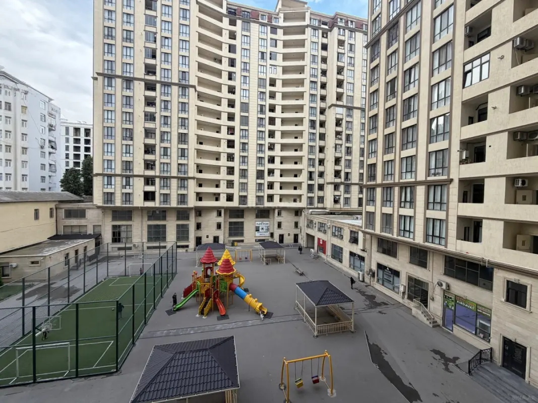 Satılır 4 otaqlı mənzil 235 m²