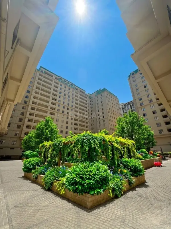 Satılır 4 otaqlı mənzil 144 m²