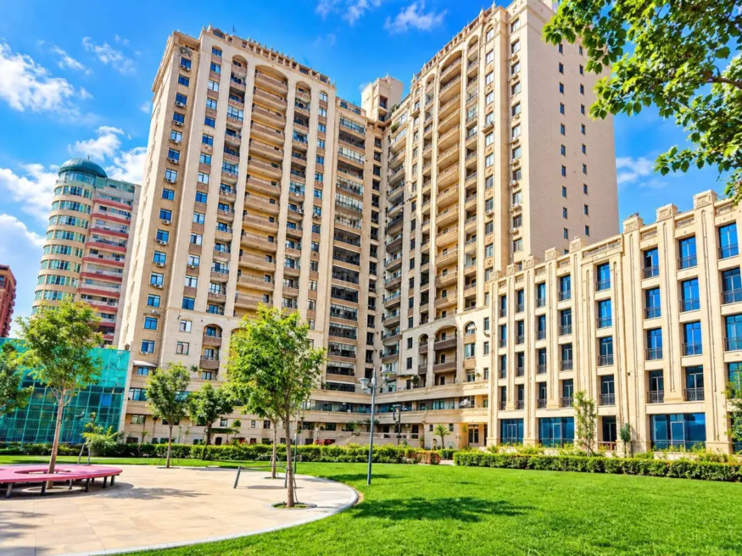Satılır 4 otaqlı mənzil 260 m²