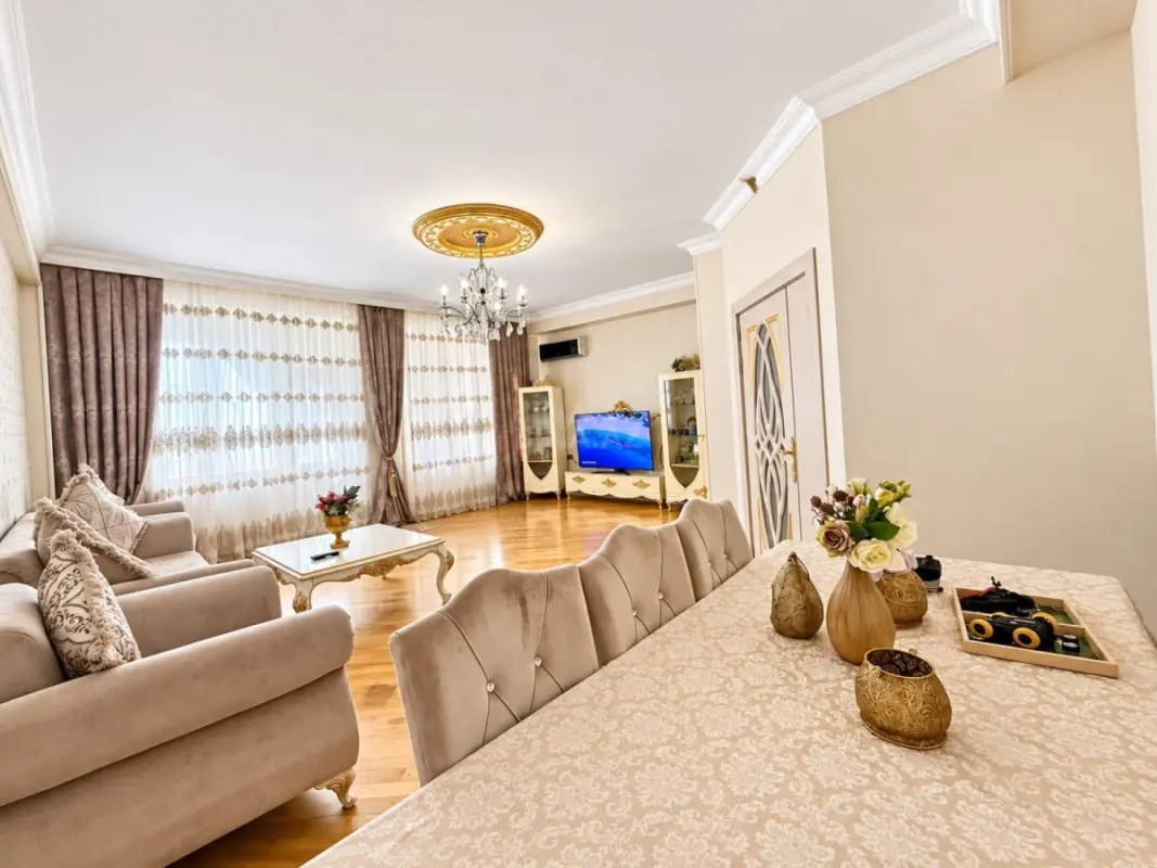 Satılır 4 otaqlı mənzil 135 m²