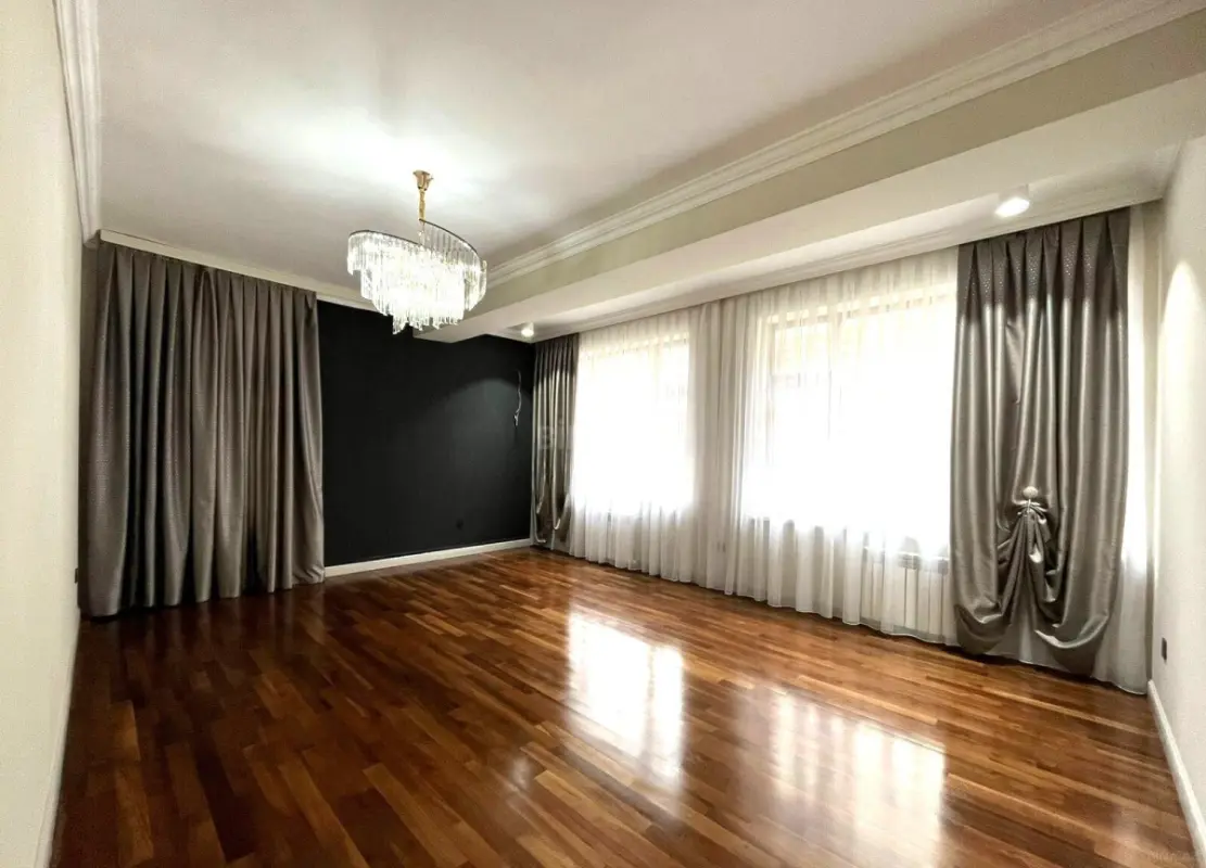 Satılır 3 otaqlı mənzil 135 m²