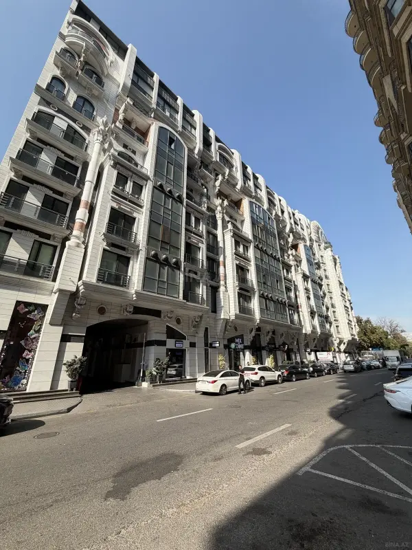 Satılır 4 otaqlı mənzil 256 m²