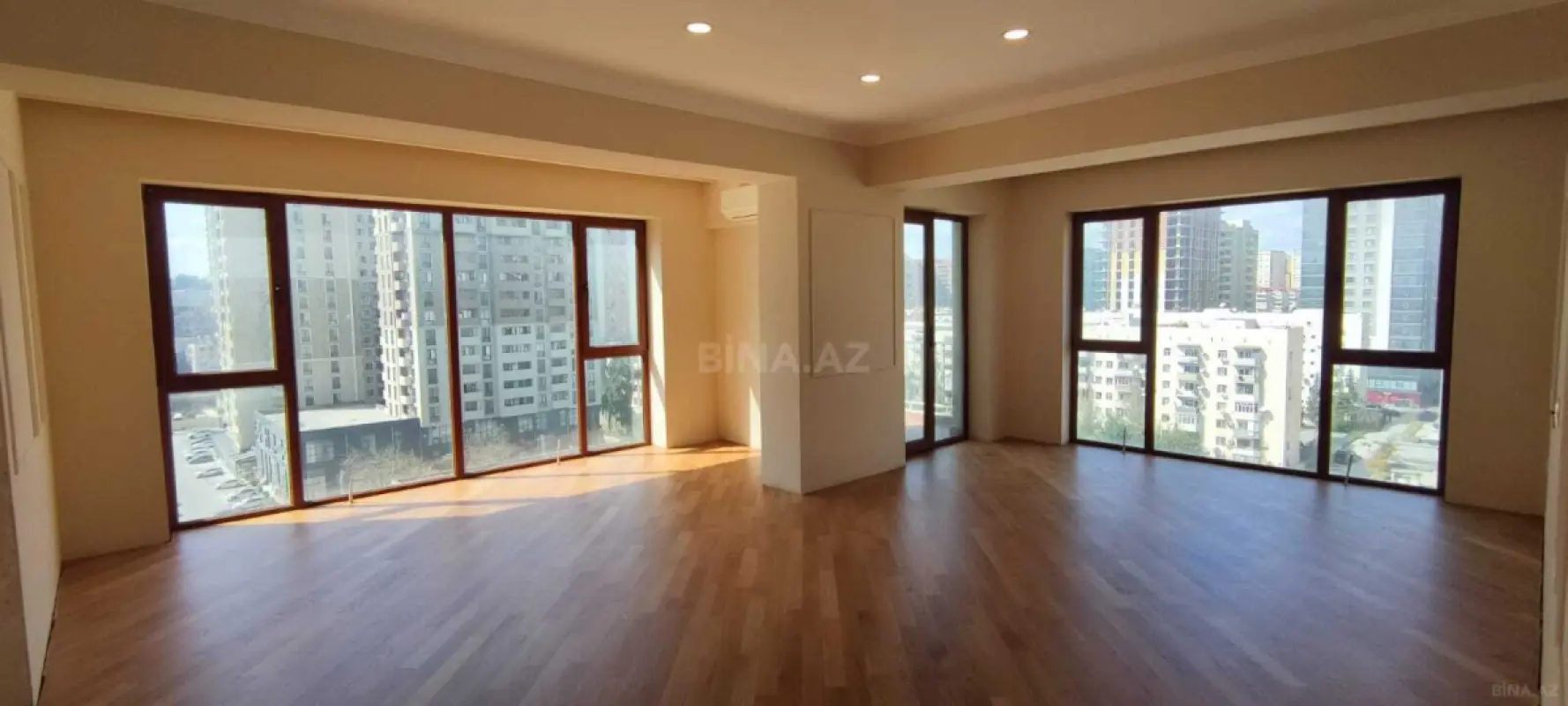 Satılır 4 otaqlı mənzil 180 m²