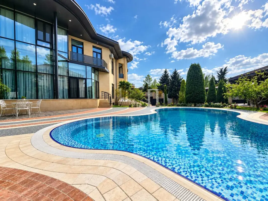Satılır 7 otaqlı həyət evi 600 m²