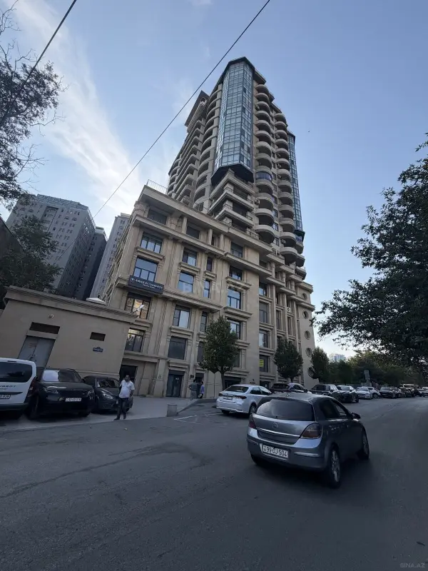 Satılır 8 otaqlı mənzil 554 m²