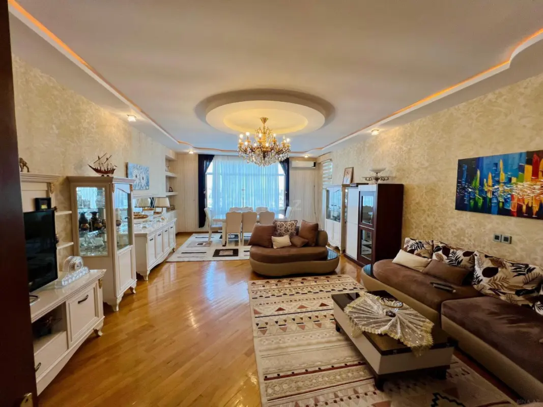 Satılır 4 otaqlı mənzil 197 m²