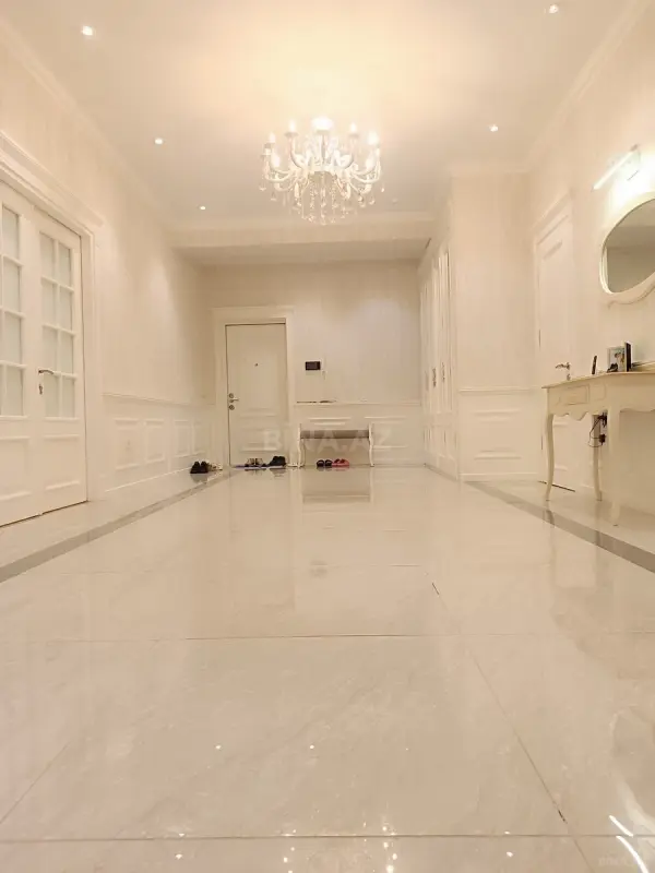 Satılır 4 otaqlı mənzil 210 m²
