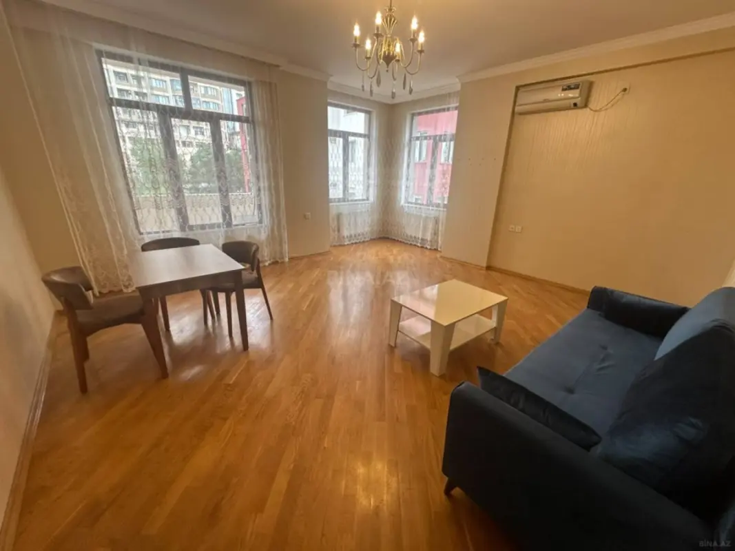 Kirayə verilir 2 otaqlı mənzil 105 m²