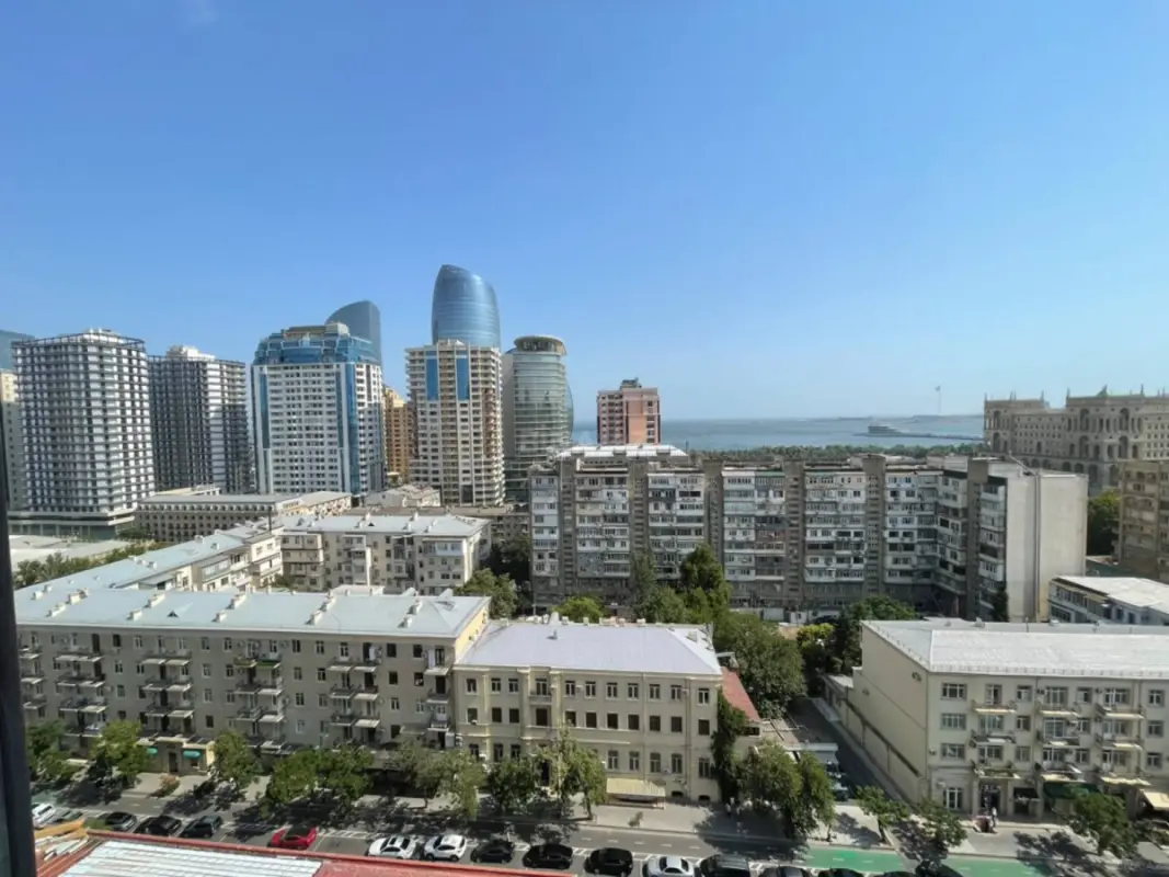 Satılır 4 otaqlı mənzil 248 m²
