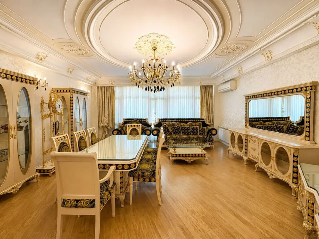 Satılır 4 otaqlı mənzil 220 m²