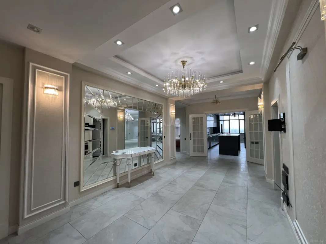 Satılır 4 otaqlı mənzil 230 m²