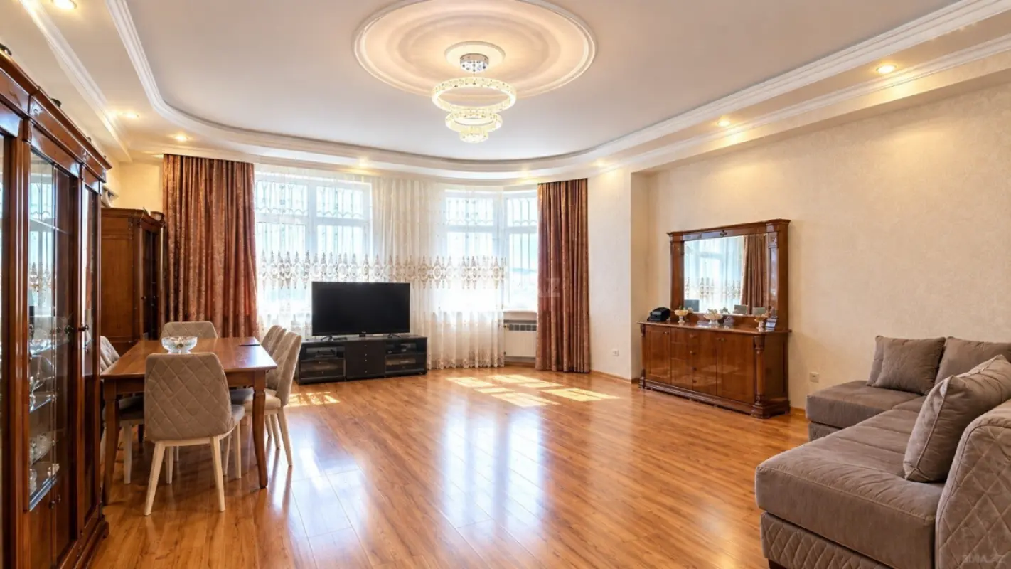 Satılır 3 otaqlı mənzil 130 m²