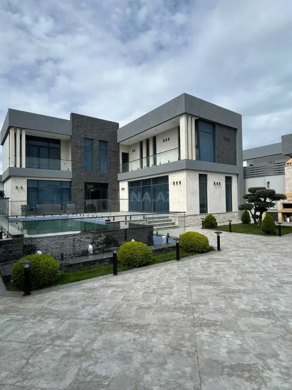 Satılır 5 otaqlı həyət evi 300 m²