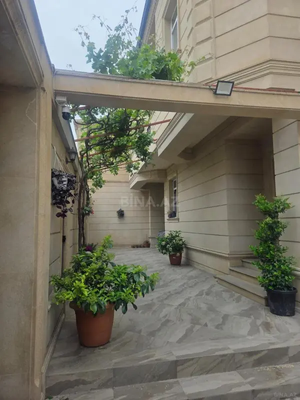 Satılır 11 otaqlı həyət evi 480 m²