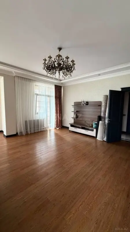 Satılır 2 otaqlı mənzil 105 m²
