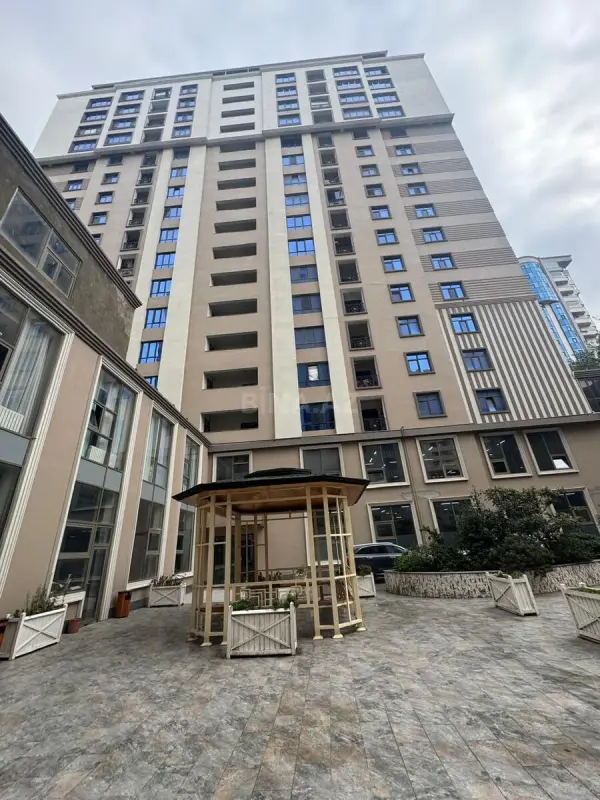Satılır 5 otaqlı mənzil 234 m²