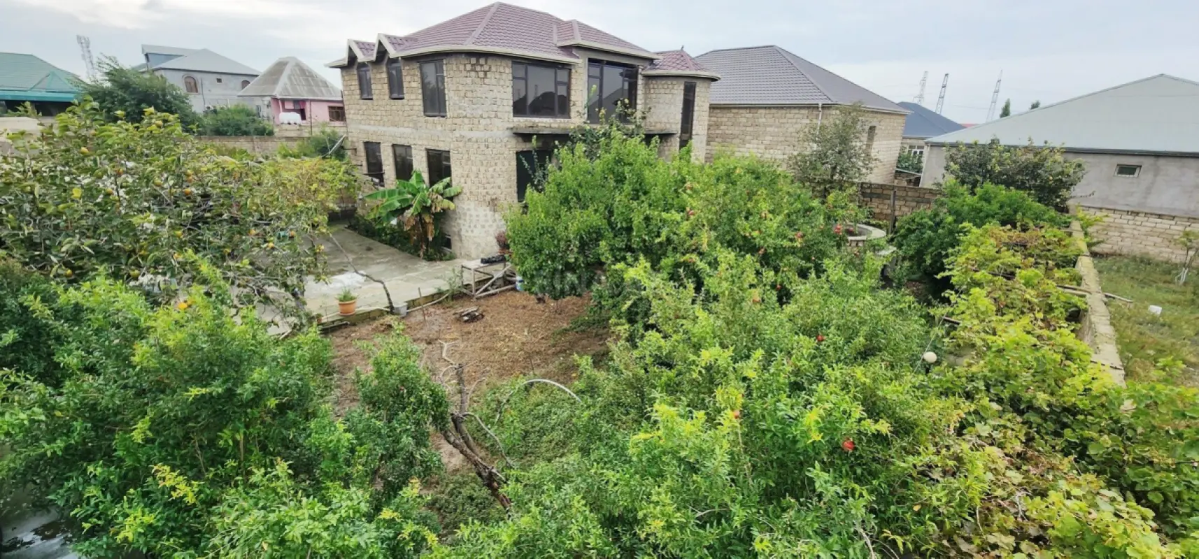 Satılır 8 otaqlı həyət evi 320 m²