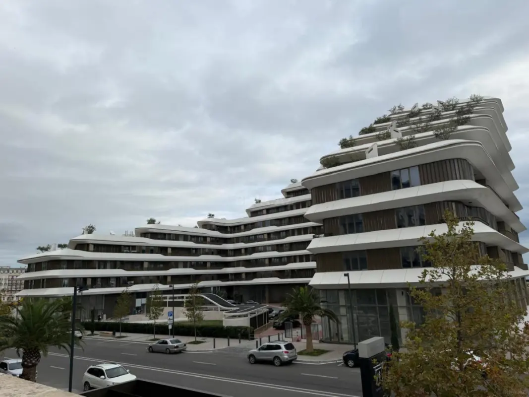 Satılır 4 otaqlı mənzil 178 m²