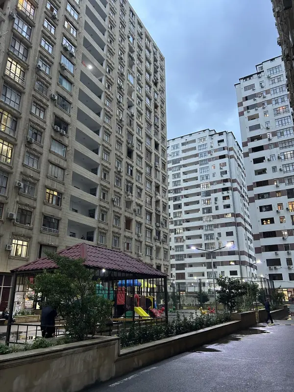 Satılır 4 otaqlı mənzil 175.8 m²