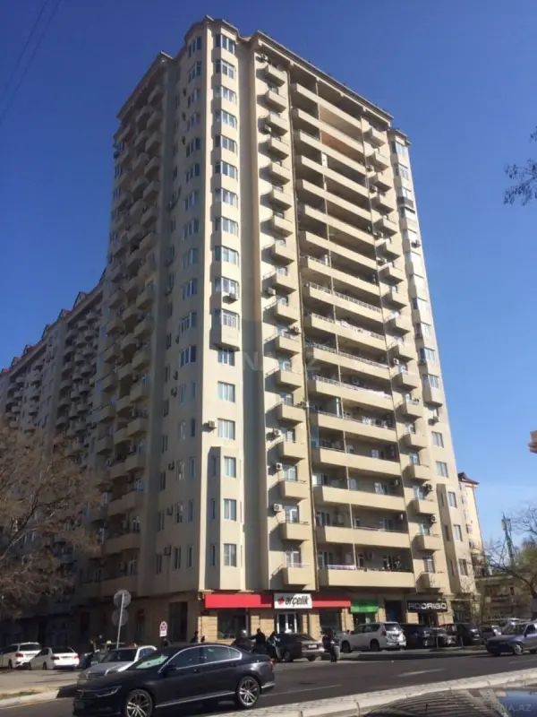 Satılır 6 otaqlı mənzil 800 m²