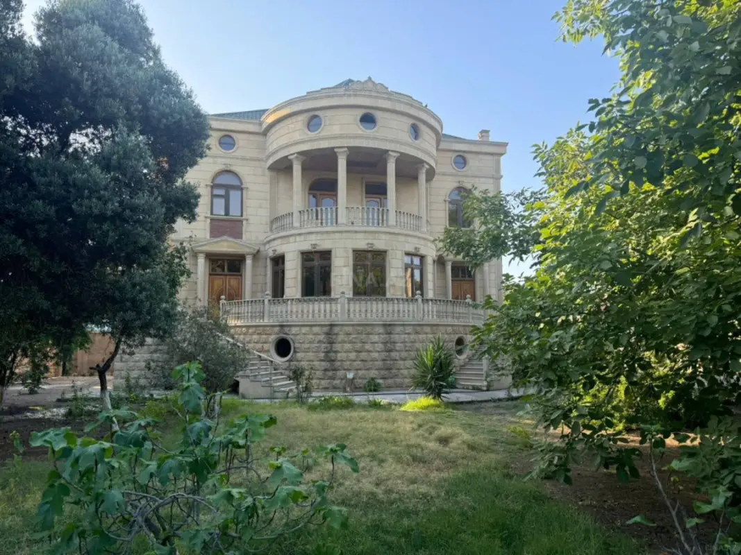 Satılır 6 otaqlı həyət evi 680 m²