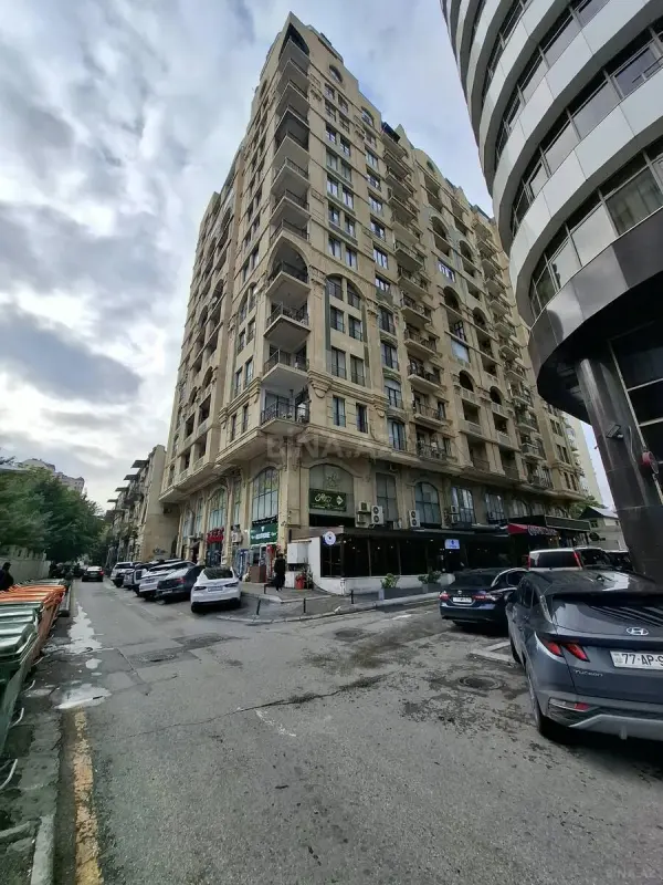 Satılır 4 otaqlı mənzil 170 m²