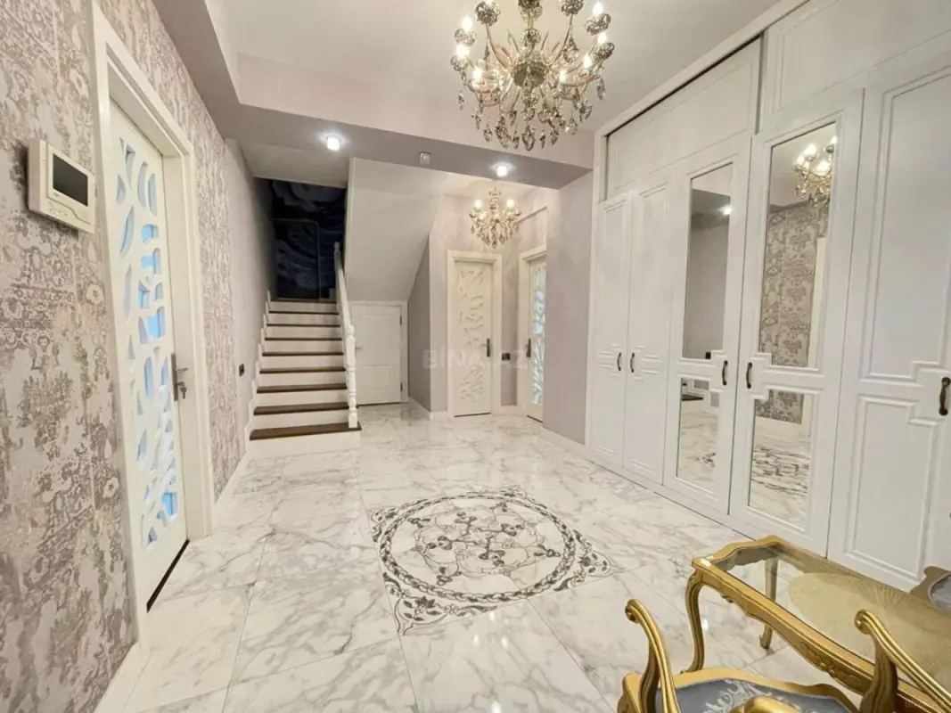 Satılır 4 otaqlı mənzil 250 m²