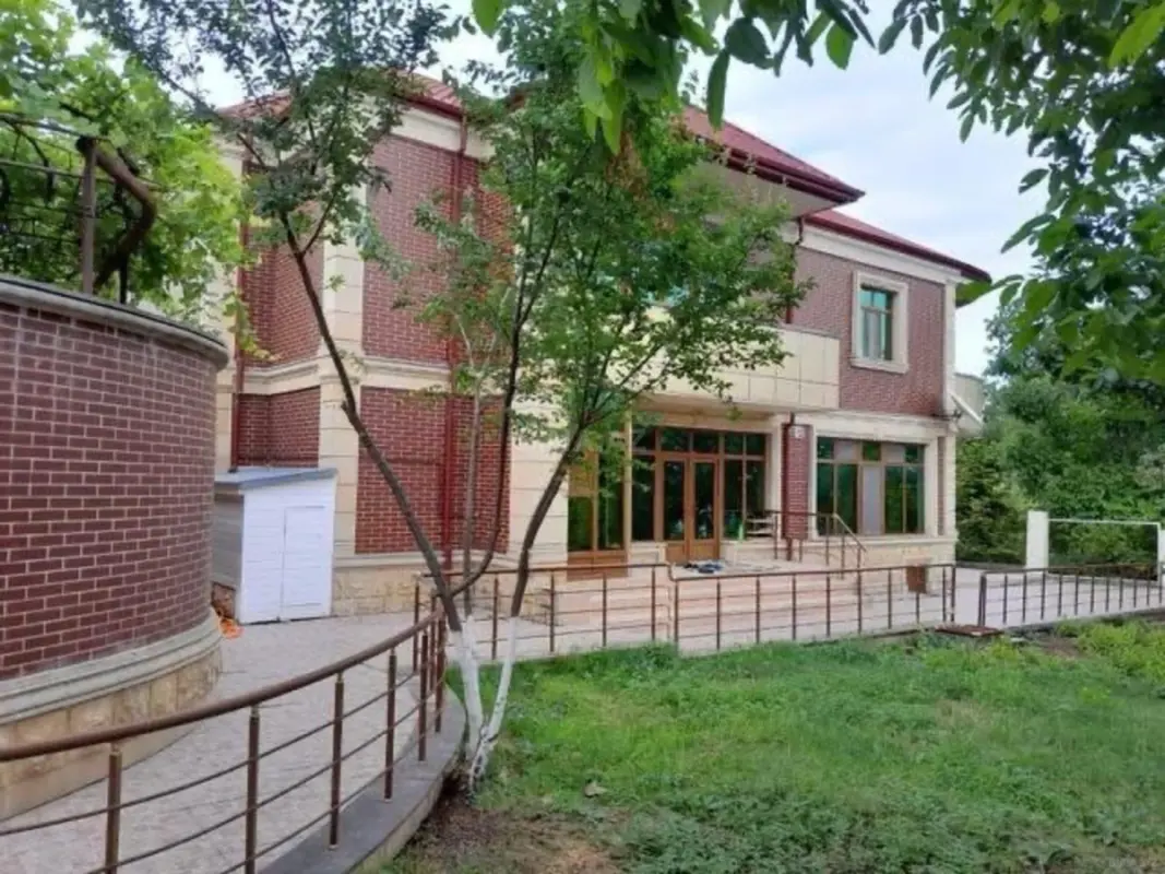 Satılır 8 otaqlı həyət evi 270 m²