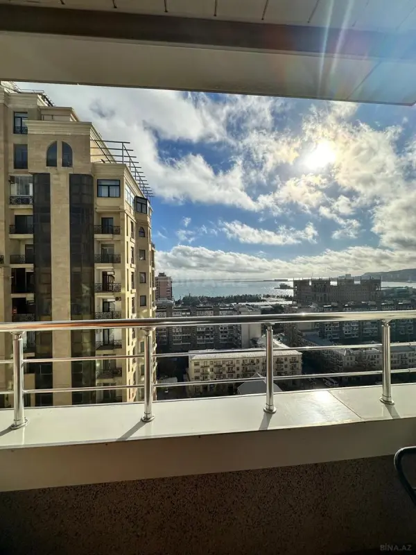 Kirayə verilir 4 otaqlı mənzil 250 m²